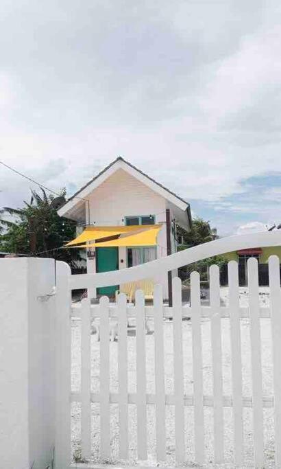 Kampong NailSea Kecil Tiny House Near Jetty Of Kuala Besut别墅 外观 照片